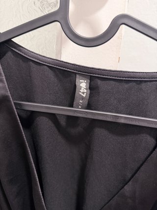 Vestido corto negro satinado con escote cruzado