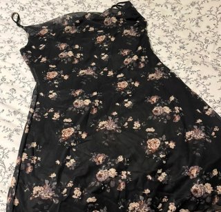 Vestido floral midi negro