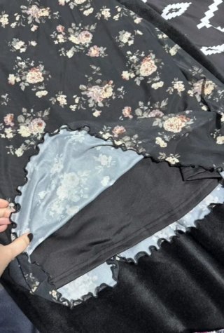 Vestido floral midi negro