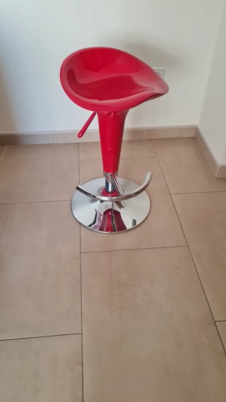 Taburete rojo y plateado