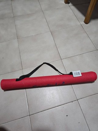 Alfombra de yute con borde rojo