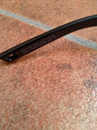 Gafas de sol Decathlon negras y rojas