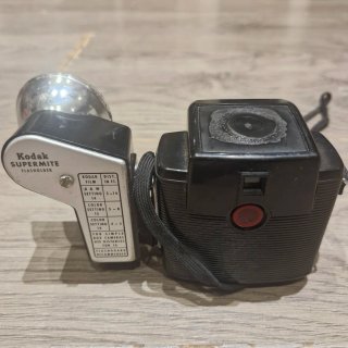 Due vecchie fotocamere Kodak e una sconosciuta in vendita