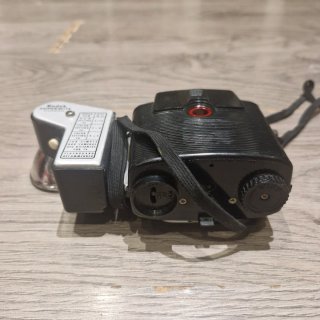 Due vecchie fotocamere Kodak e una sconosciuta in vendita