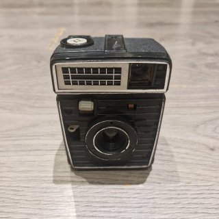 Due vecchie fotocamere Kodak e una sconosciuta in vendita
