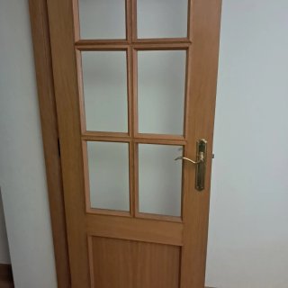 Puerta de paso de madera con cristal