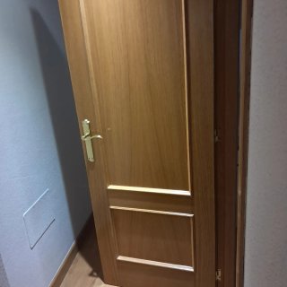 Puerta de paso de madera con cristal