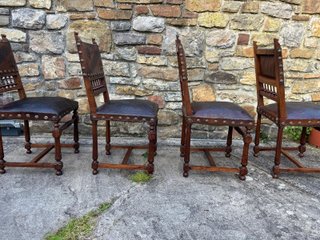 4 Sillas Castellanas  de piel y madera trabajadas