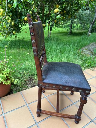 4 Sillas Castellanas  de piel y madera trabajadas