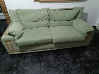 Sofá de tela verde y beige