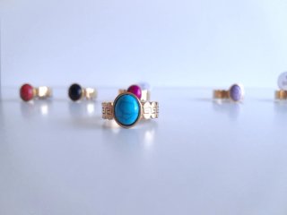 Anillos con piedras moradas y rojas