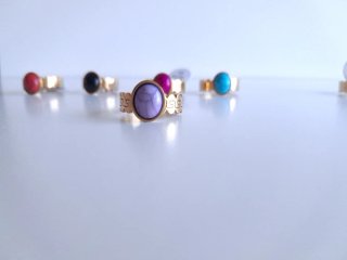 Anillos con piedras moradas y rojas