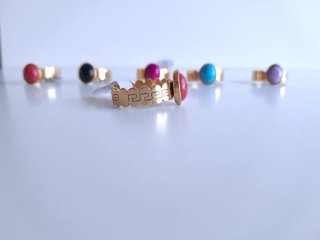 Anillos con piedras moradas y rojas