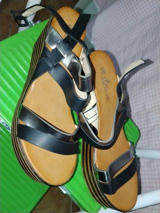 Sandalias de cuña negras y plateadas talla 38