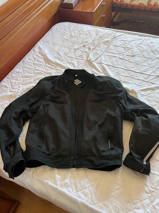 Cazadora de moto negra