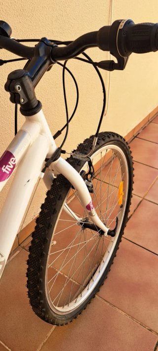 Bicicleta de mujer Rockrider Blanca y rosa.