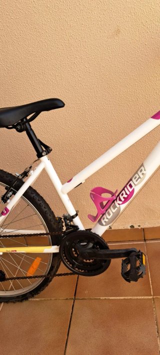 Bicicleta de mujer Rockrider Blanca y rosa.