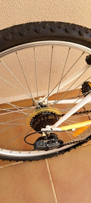 Bicicleta de mujer Rockrider Blanca y rosa.