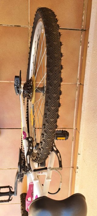 Bicicleta de mujer Rockrider Blanca y rosa.