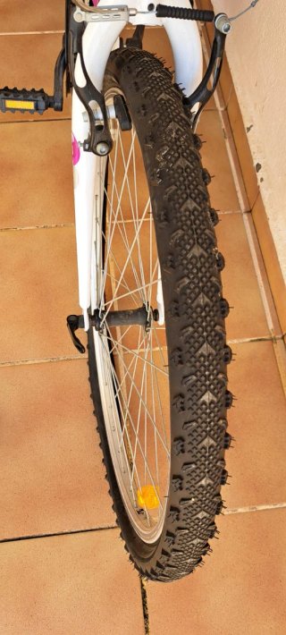 Bicicleta de mujer Rockrider Blanca y rosa.