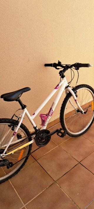 Bicicleta de mujer Rockrider Blanca y rosa.