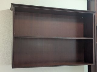 Estantería de madera marrón.