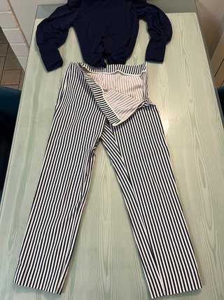 Completo pantalone a righe e maglietta blu