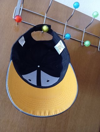 GORRA BEISBOL CON LA LETRA “I”, NUEVA NEGRA/AMARIL