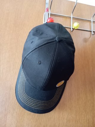 GORRA BEISBOL CON LA LETRA “I”, NUEVA NEGRA/AMARIL