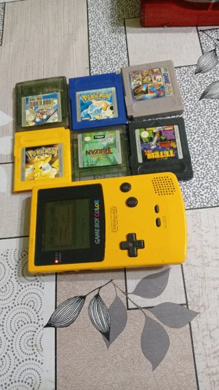 Consola Game Boy Color Amarilla + 6 Juegos