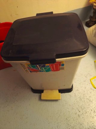 Papelera Cubo Basura 22 Lts con Pedal