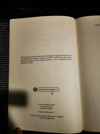 La morte si muove nel buio romanzo