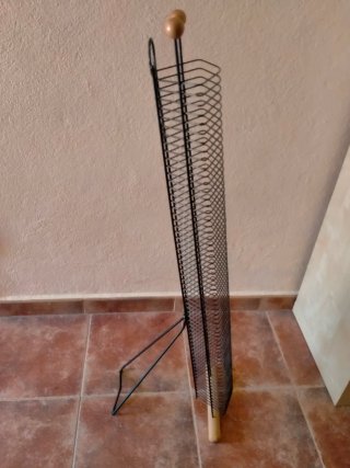 Torre CD Metálica Negra con Base Madera