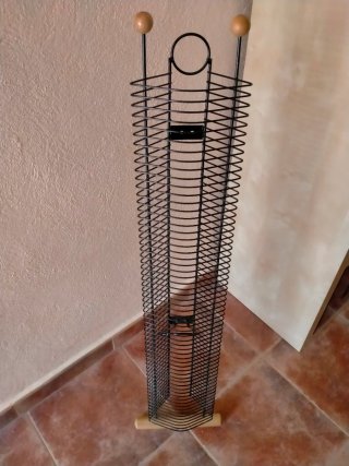 Torre CD Metálica Negra con Base Madera