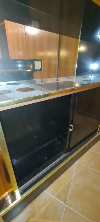 Mueble Bar Negro y Dorado con Cristal