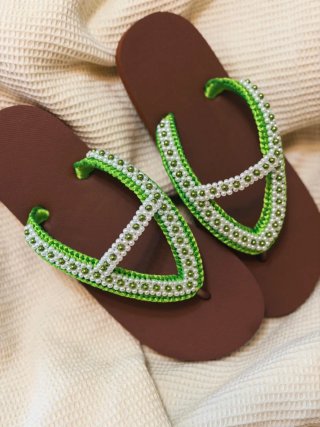 Chanclas Marrones y Verdes Bordadas