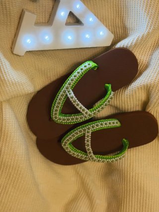 Chanclas Marrones y Verdes Bordadas