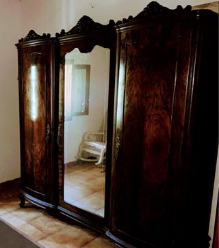 Armario de madera con espejo