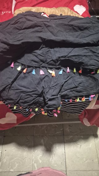 Ropa negra con detalles multicolor