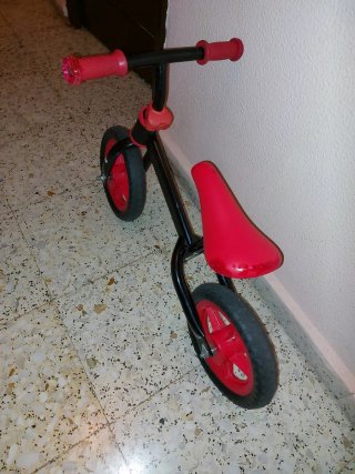 Bici de equilibrio roja para niños