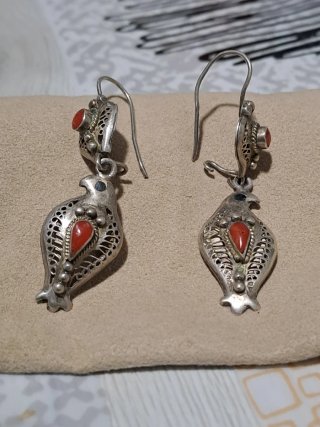 Orecchini vintage dtile berbero con corallo