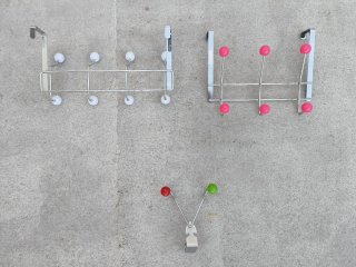 Colgador de puerta metálico con bolas