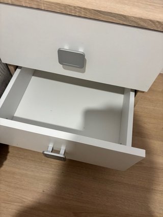 Mesita de noche blanca y madera