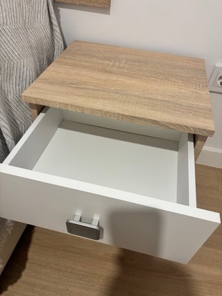 Mesita de noche blanca y madera