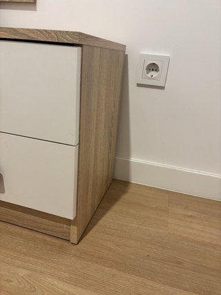 Mesita de noche blanca y madera