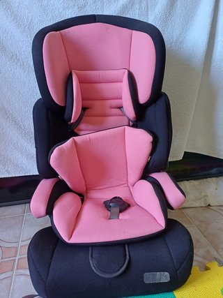 Silla de coche infantil rosa y negra