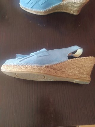Zapatillas de cuña azules con flecos