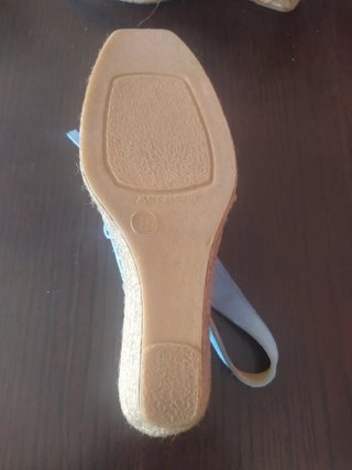 Zapatillas de cuña azules con flecos