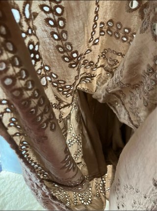Vestito lungo beige con pizzo sangallo