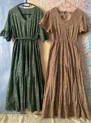 Vestito lungo beige con pizzo sangallo